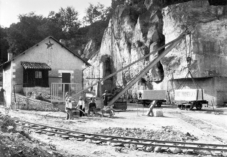 Grue à main installée au pied de la pente pour le chargement des wagons. Photo des  années 1930 (?).