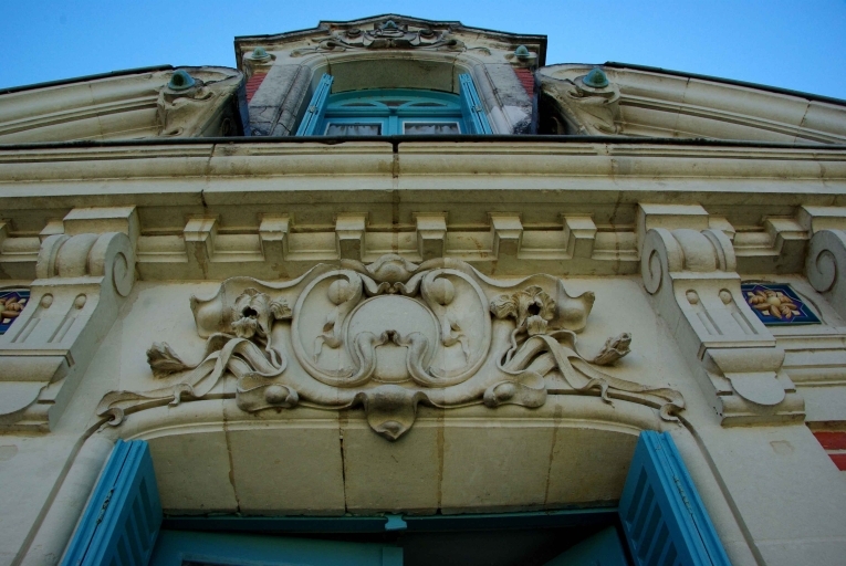 Décors sculptés dans la pierre. Elévation ouest, étage, couvrement de la baie centrale.