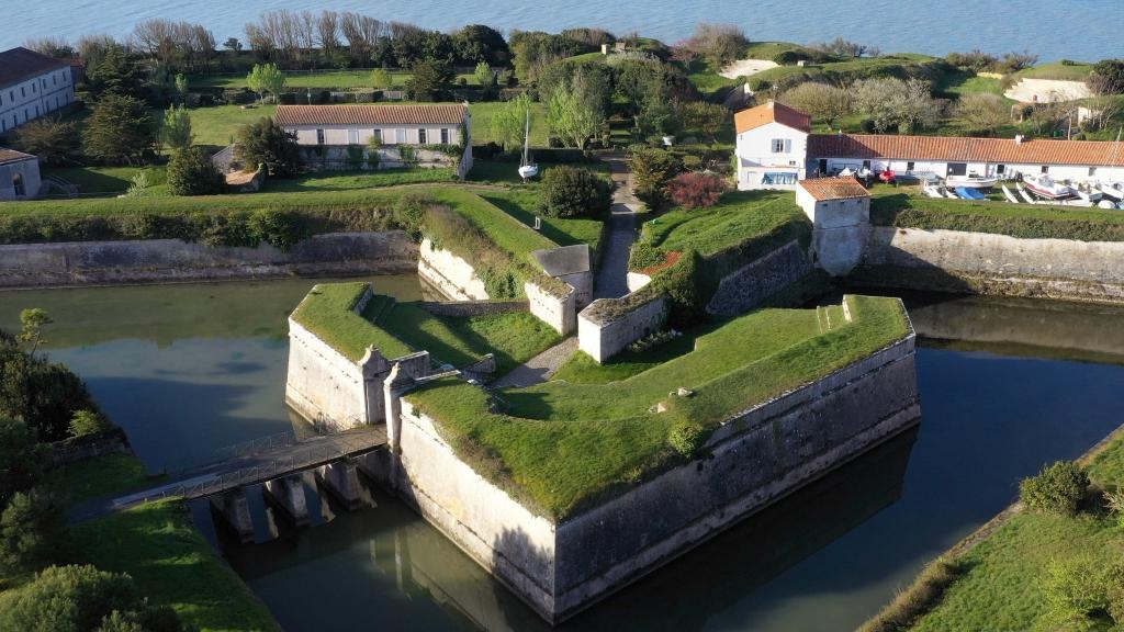 Vue aérienne de l'ouvrage d'entrée (demi-lune et tenaille) prise du nord.