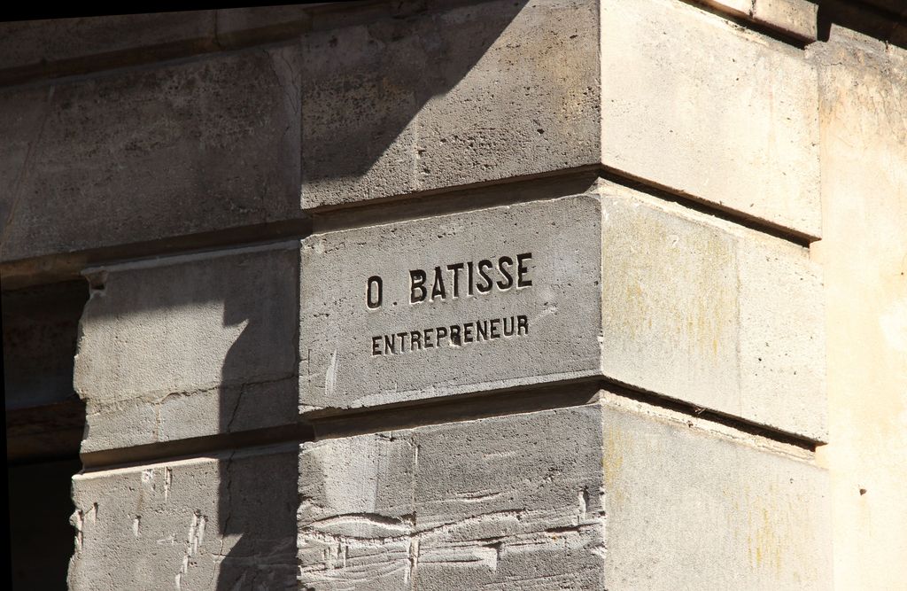 Atelier : façade sur rue, détail de la signature.