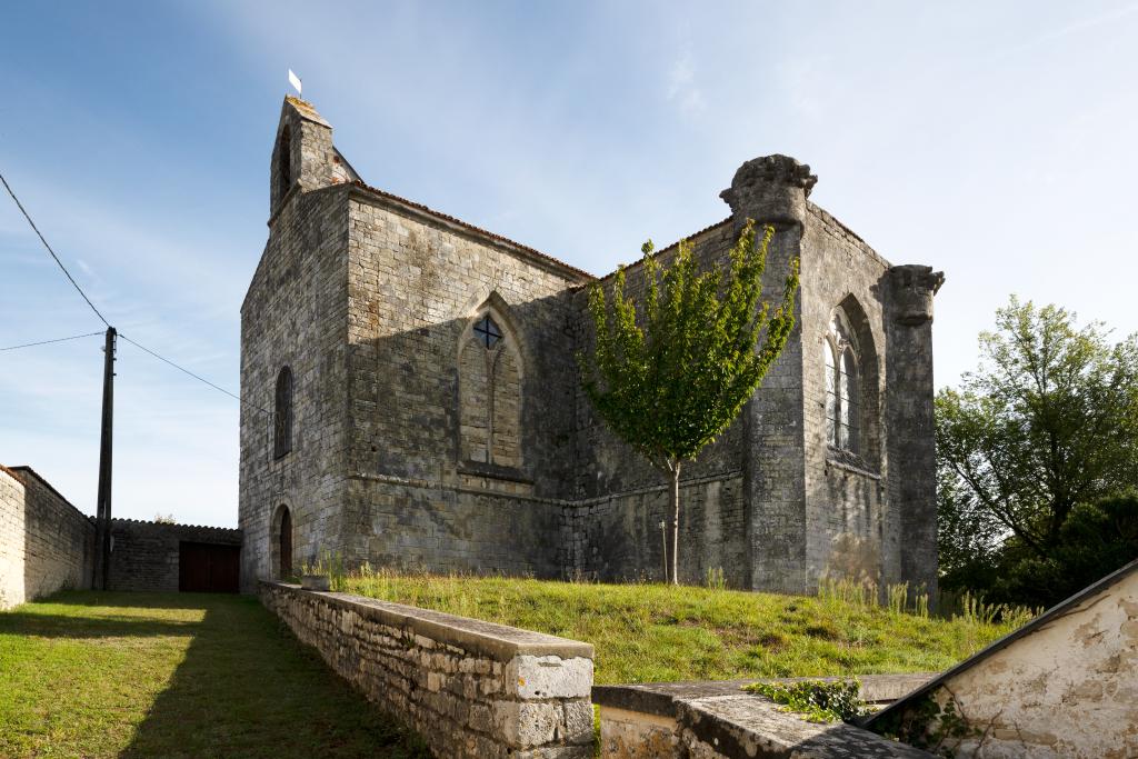 Vue d'ensemble de l'abbaye et de l'ancien mur d'enceinte depuis le sud-ouest.