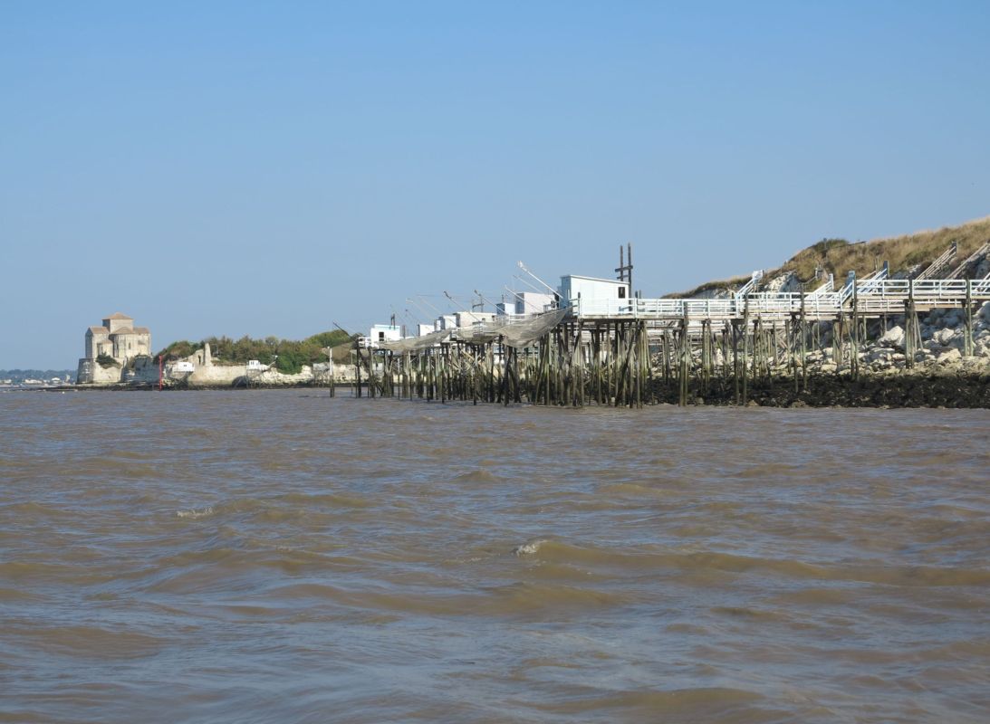 Les carrelets du Caillaud vus depuis l'estuaire.