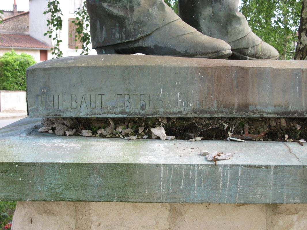 Détail de la signature des frères Thiébaut, fondeurs à Paris.