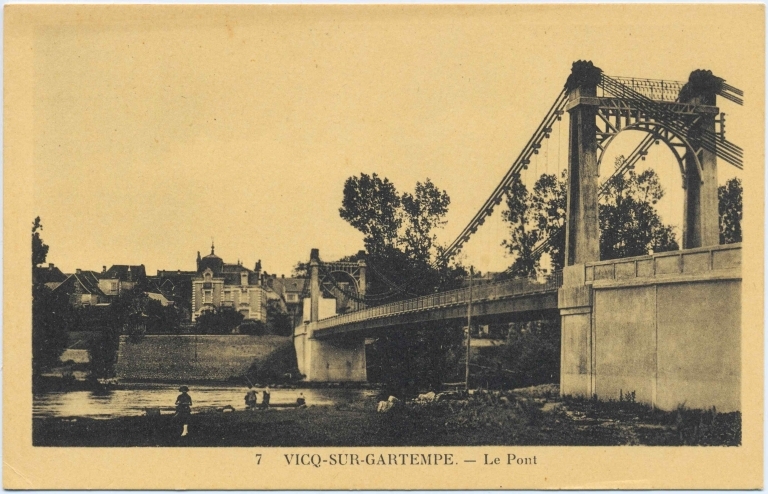 Pont à tablier métallique construit en 1931, carte postale.