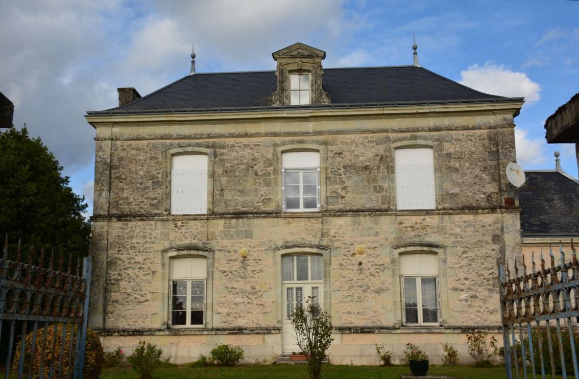 Élévation sud-ouest de l'ancienne école de filles de Chenevelles.