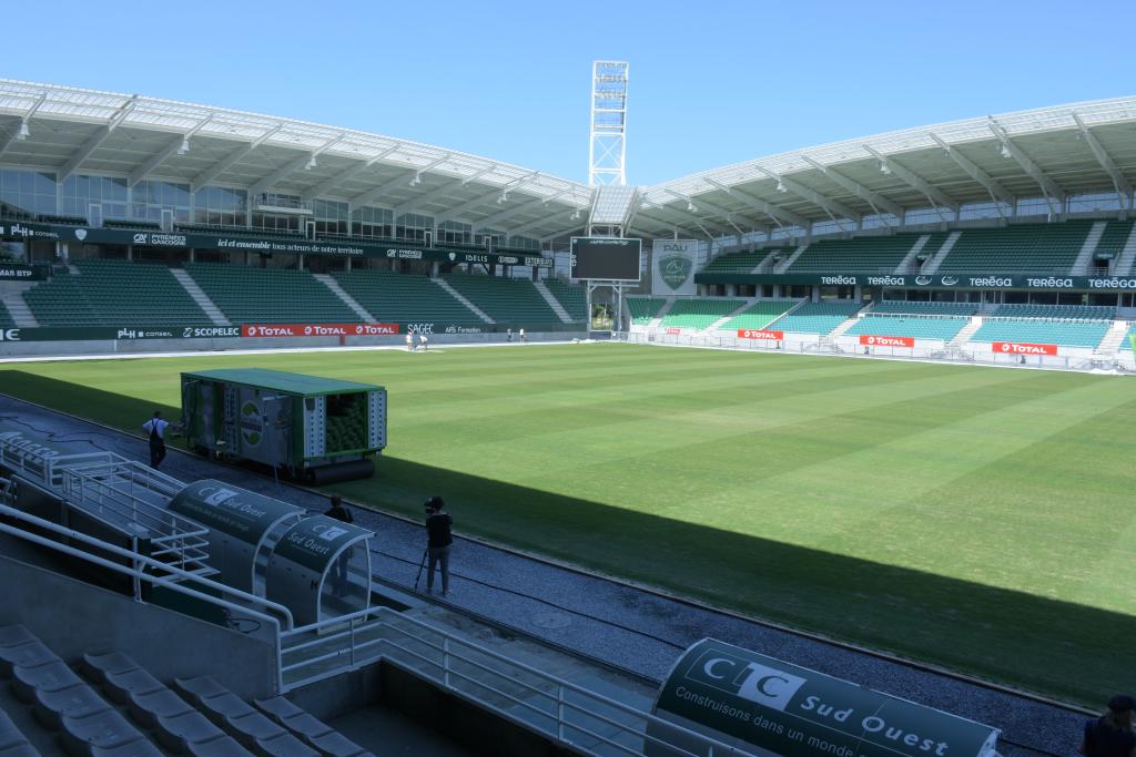 Tribunes nord et est du stade du Hameau.