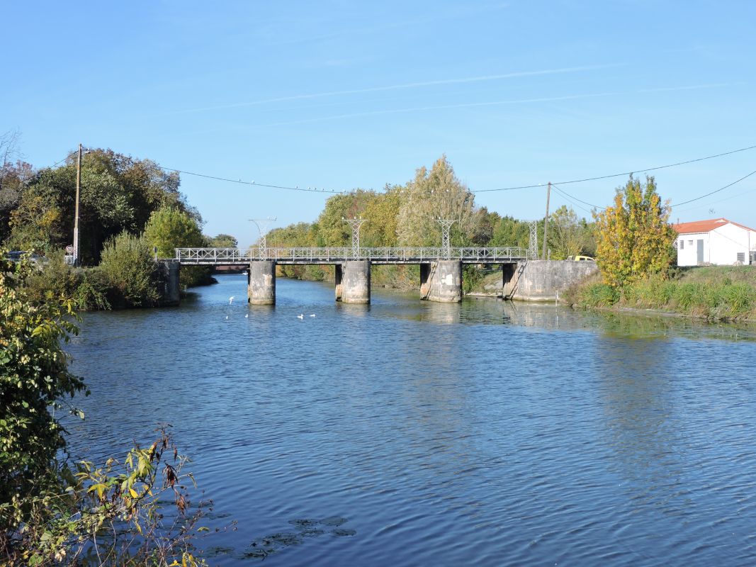 Le canal de dérivation et son barrage de tête vus depuis l'est.