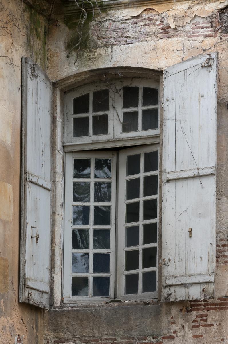 Détail de l'élévation orientale de la maison, côté jardin : fenêtre du rez-de-chaussée surélevé.