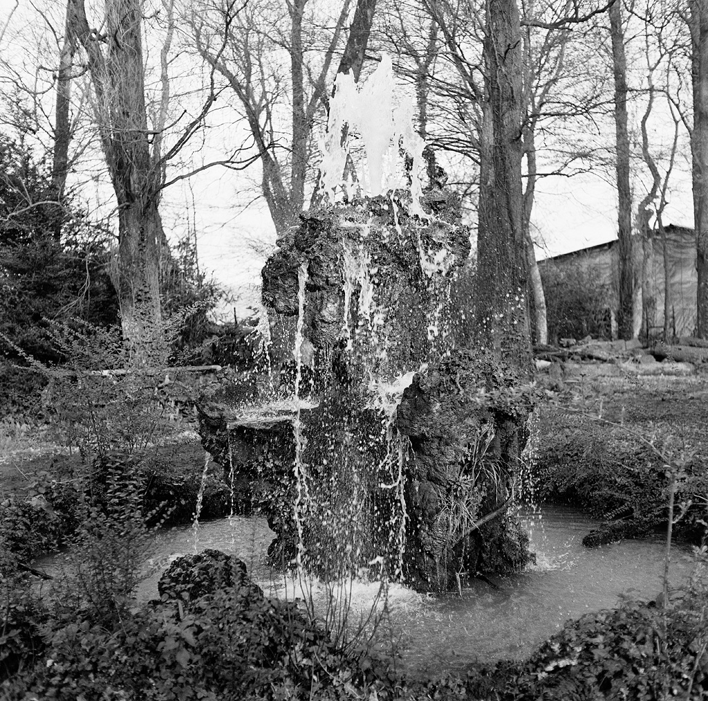 Fontaine dans le parc (en F).