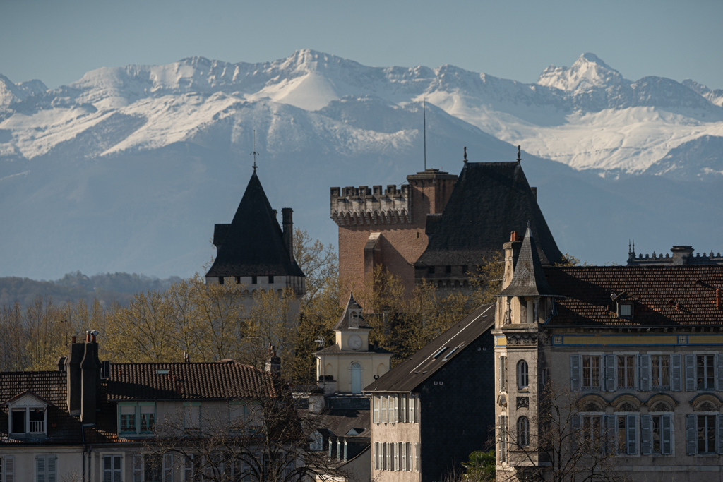 Front bâti du cours Bayard, rue Corisande, château et Pyrénées depuis la place de Verdun.