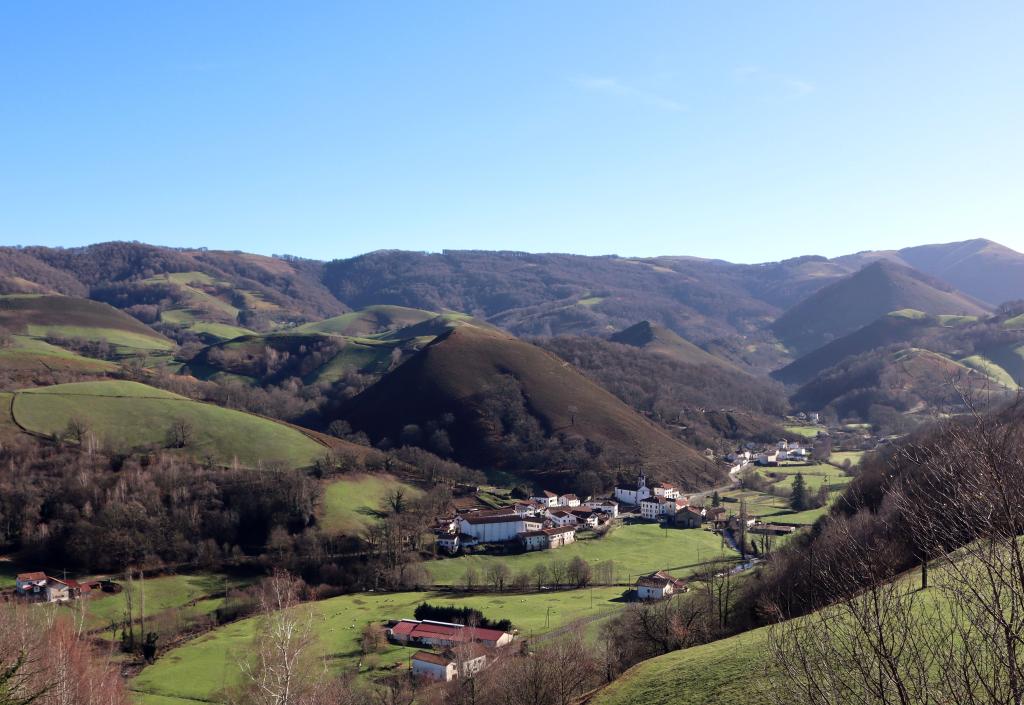 Vue du bourg d'Urepel depuis le nord-ouest.