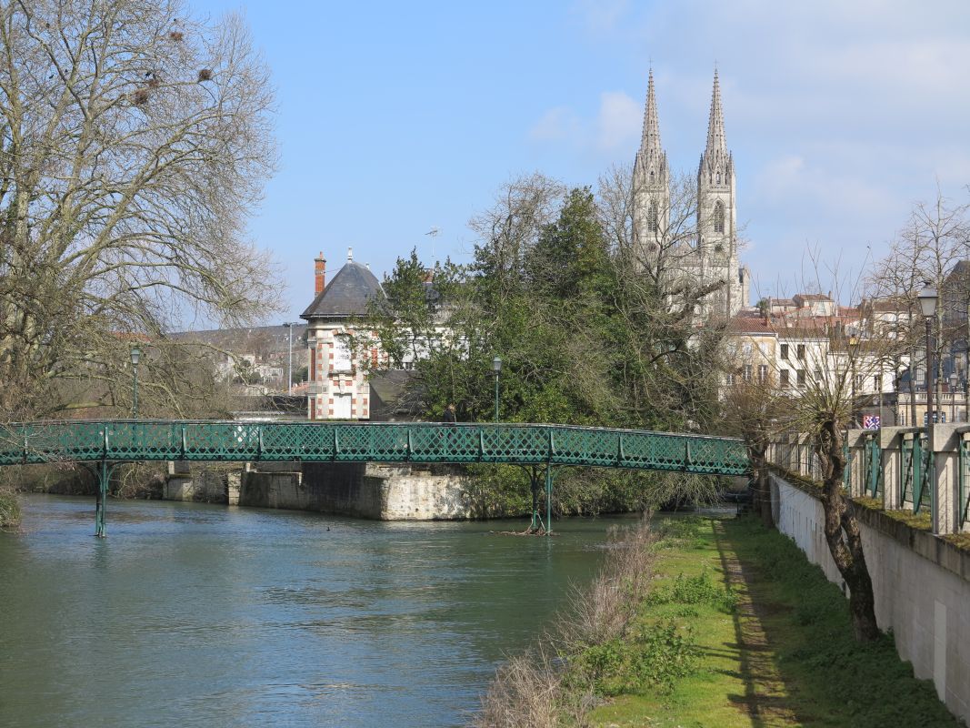 La passerelle vue depuis l'aval, au sud-ouest.