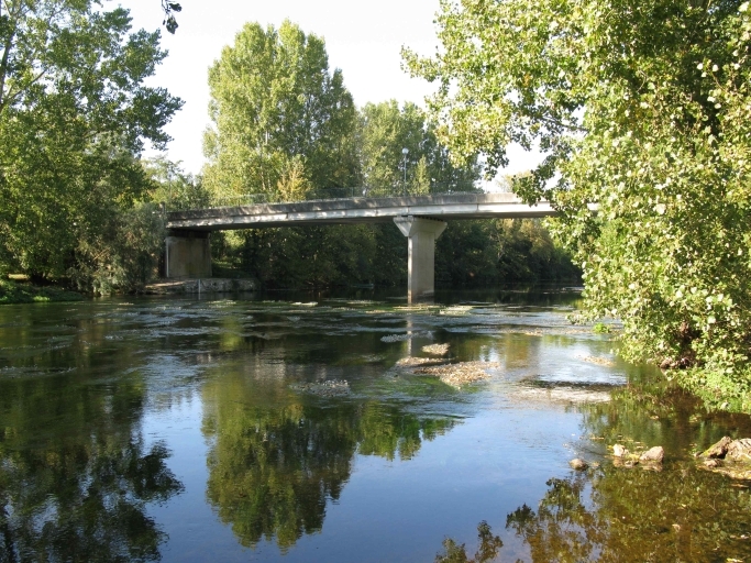 Pont en béton, construit en 1989.