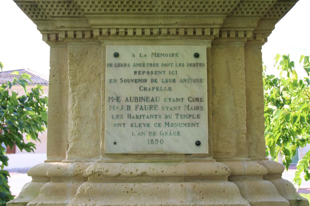 Détail de la plaque commémorative de la construction de la croix.