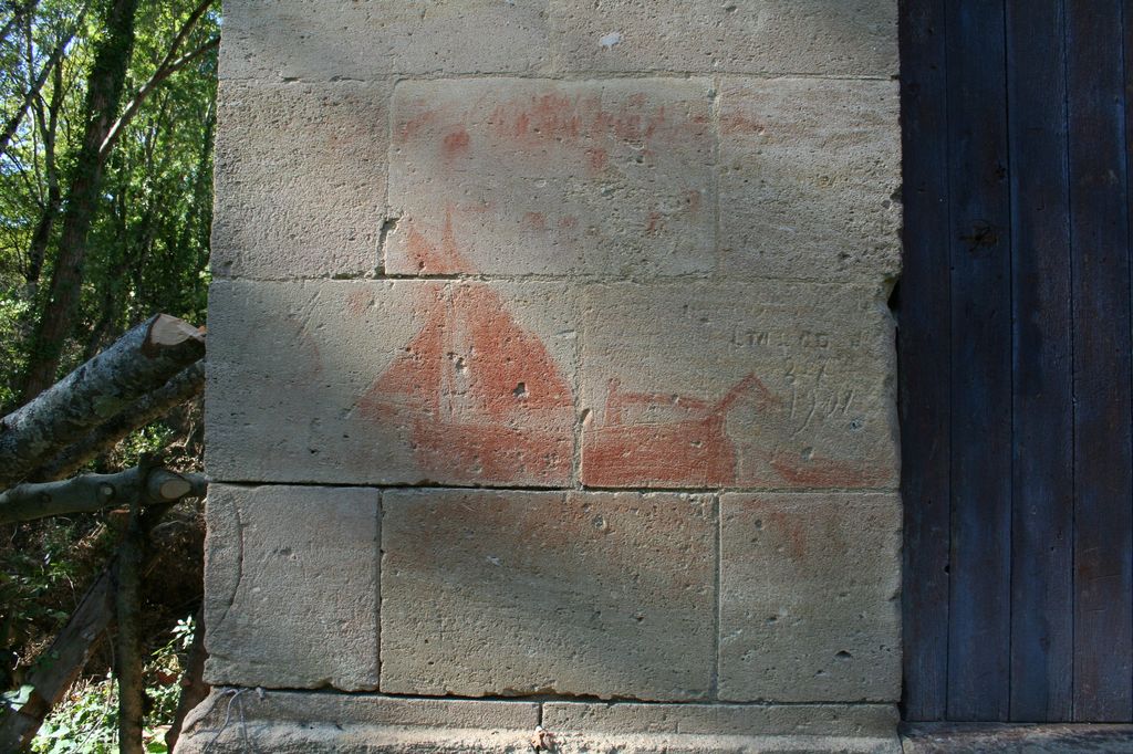 Bâtiment de gauche : graffiti de bateau.