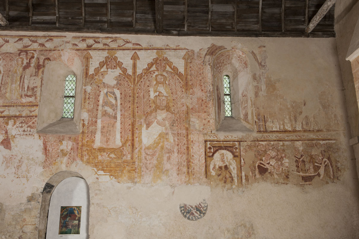 Le mur nord de la nef avec ses peintures romanes (les deux grands personnages à gauche appartiennent au programme du 14e siècle).