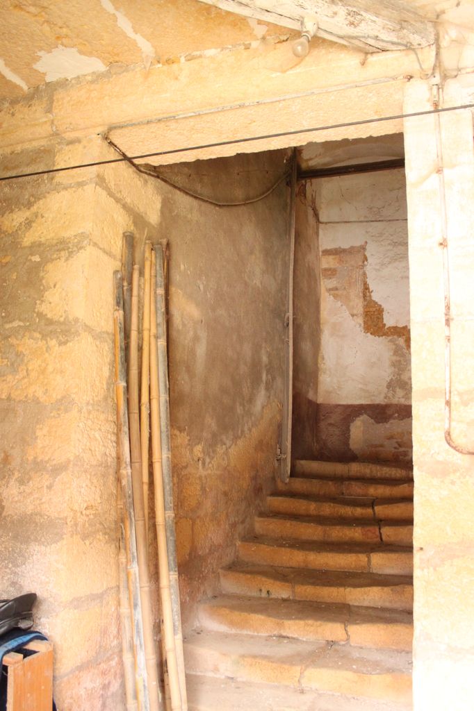 Vue de la première volée de l'escalier à rampes droites.