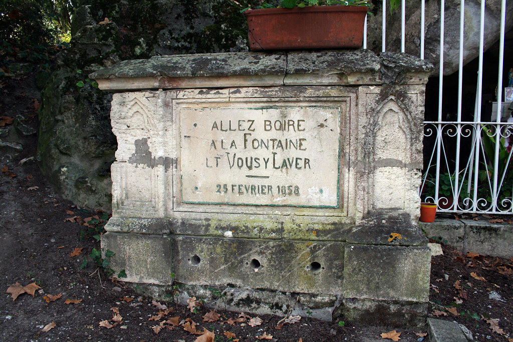 Table décorative avec inscription : Allez boire à la fontaine et vous y laver, 25 février 1858.