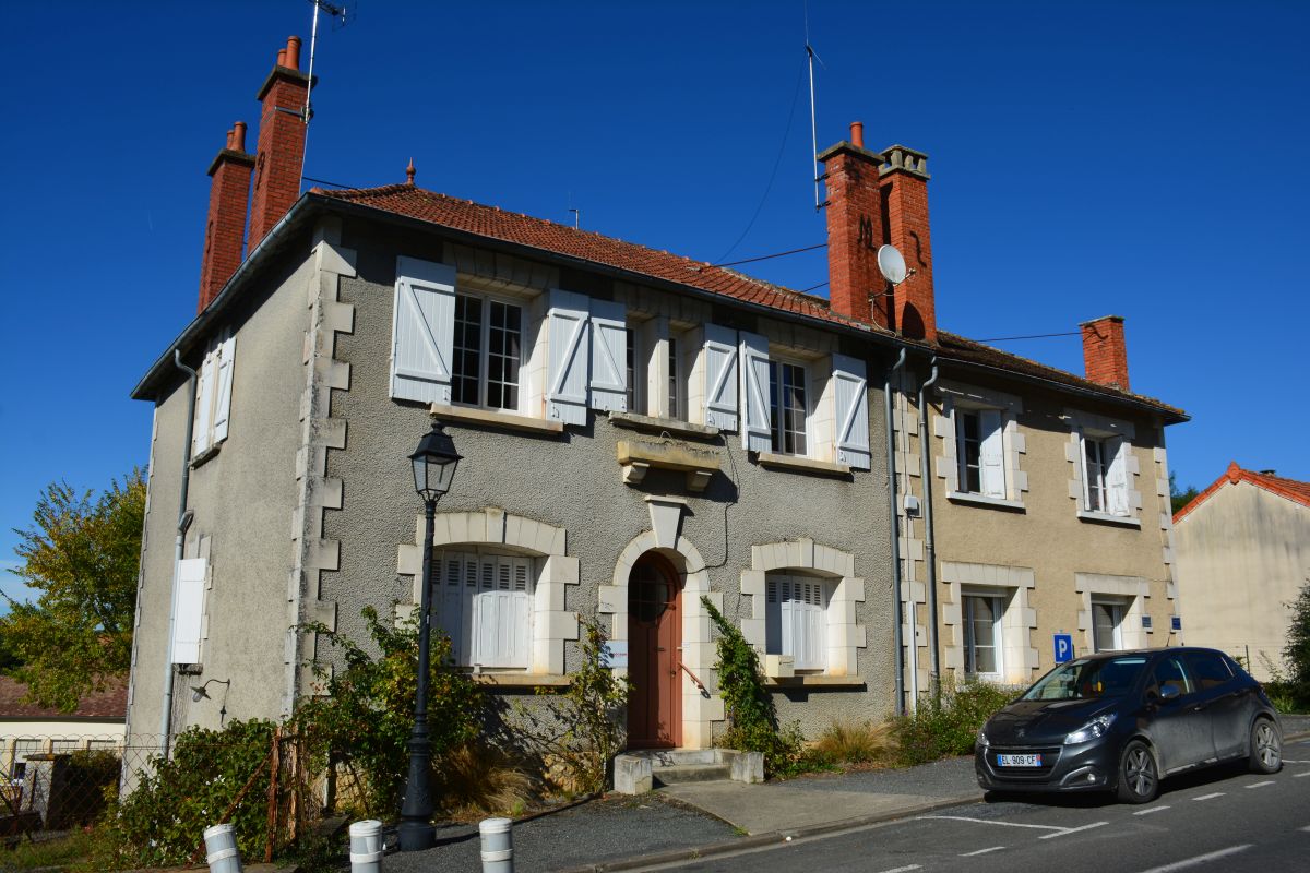 Les deux maisons mitoyennes.