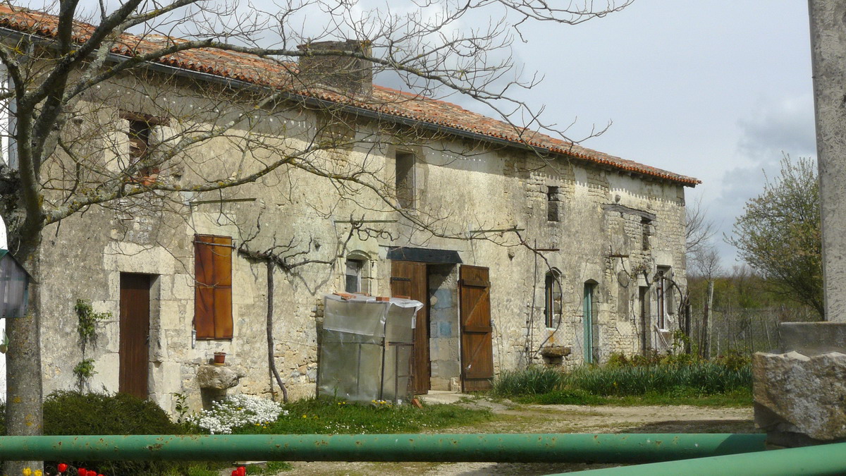 Une vue du corps principal de l'ancienne ferme, depuis l'ouest.