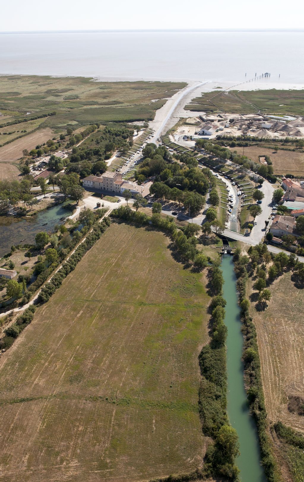 Le port et le chenal des Monards, vue aérienne depuis le nord.