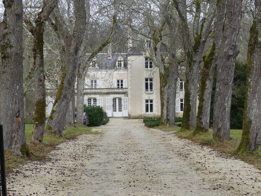 Façade sud du château, depuis l'allée.