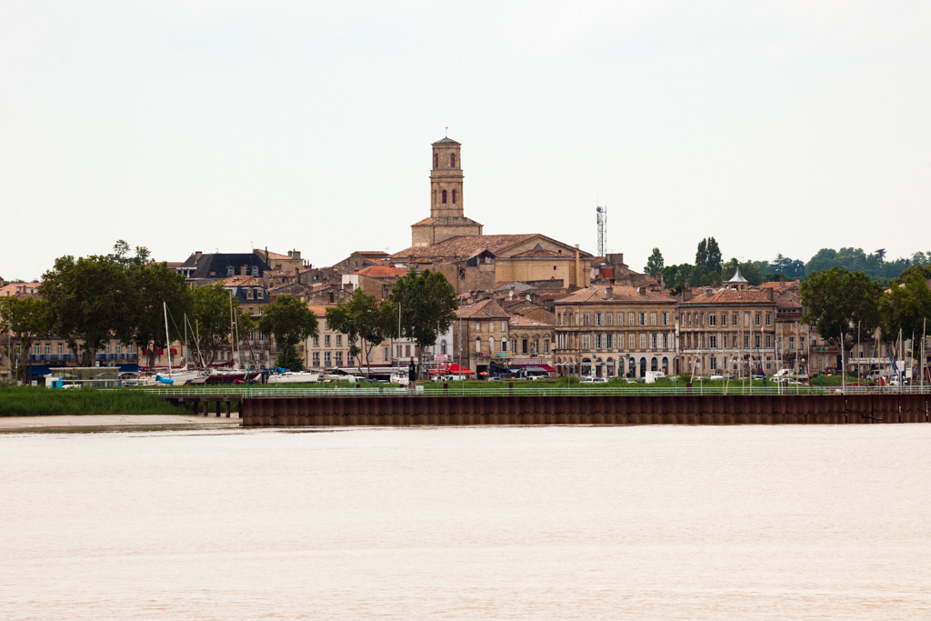 Eglise et ville vus depuis l'estuaire.