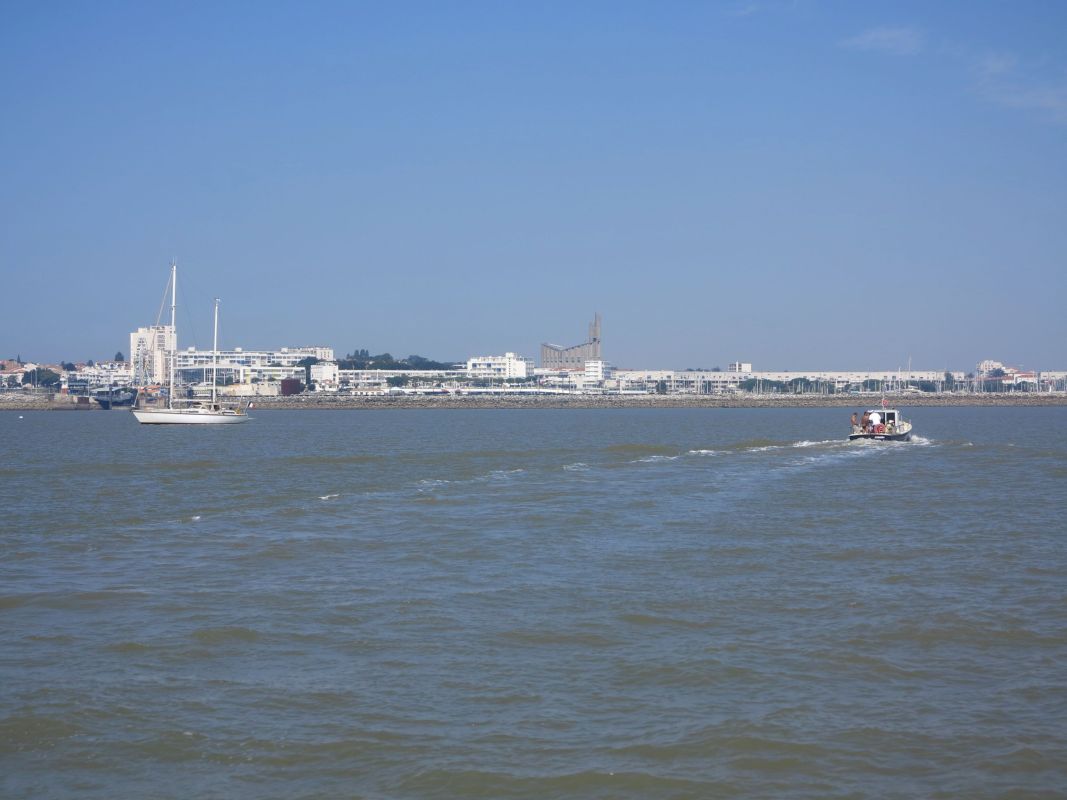 Le port et les immeubles du Front de Mer vus depuis l'estuaire.