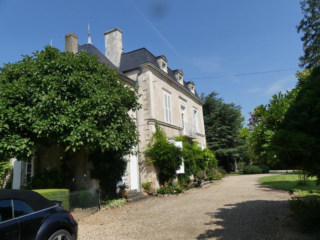 Vue d'ensemble de la façade est de la maison et du parc.