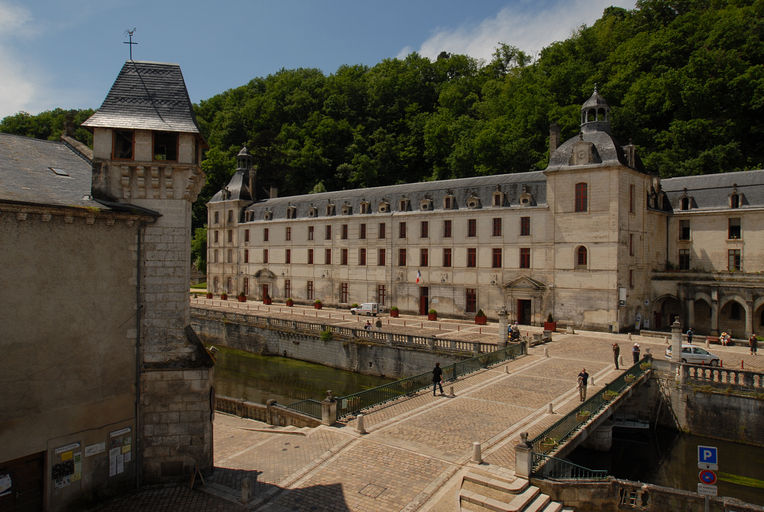 Le dortoir des moines vu depuis le bourg.