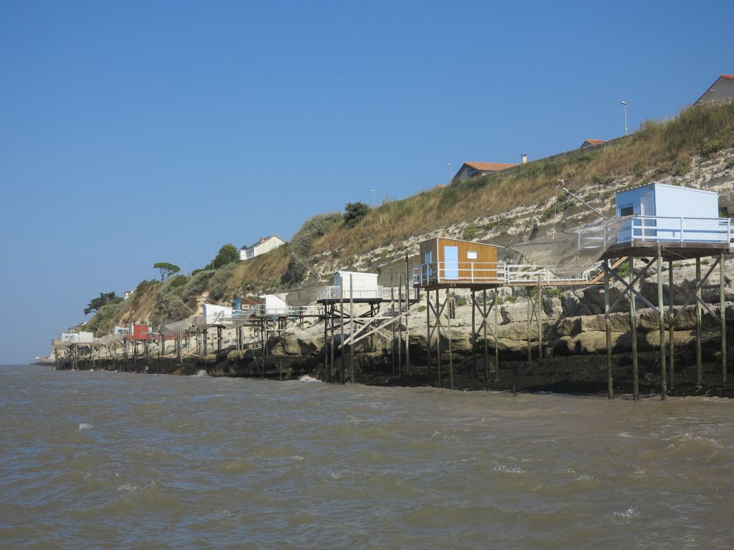 Carrelets le long de la corniche, vus depuis l'estuaire.