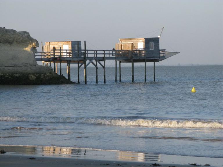 Carrelets au rocher de la Couronne, plage des Vergnes, à Meschers.