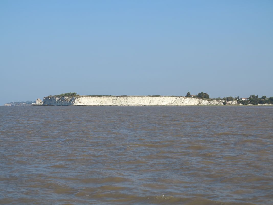 Talmont et la roche du Caillaud vus depuis l'estuaire au sud.