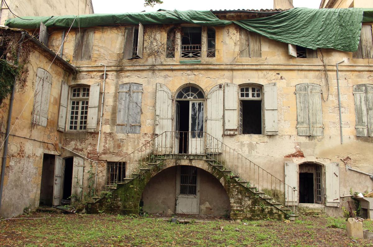 Vue d'ensemble de la façade sur jardin (est) de la maison, avec perron central à double volées convergentes.