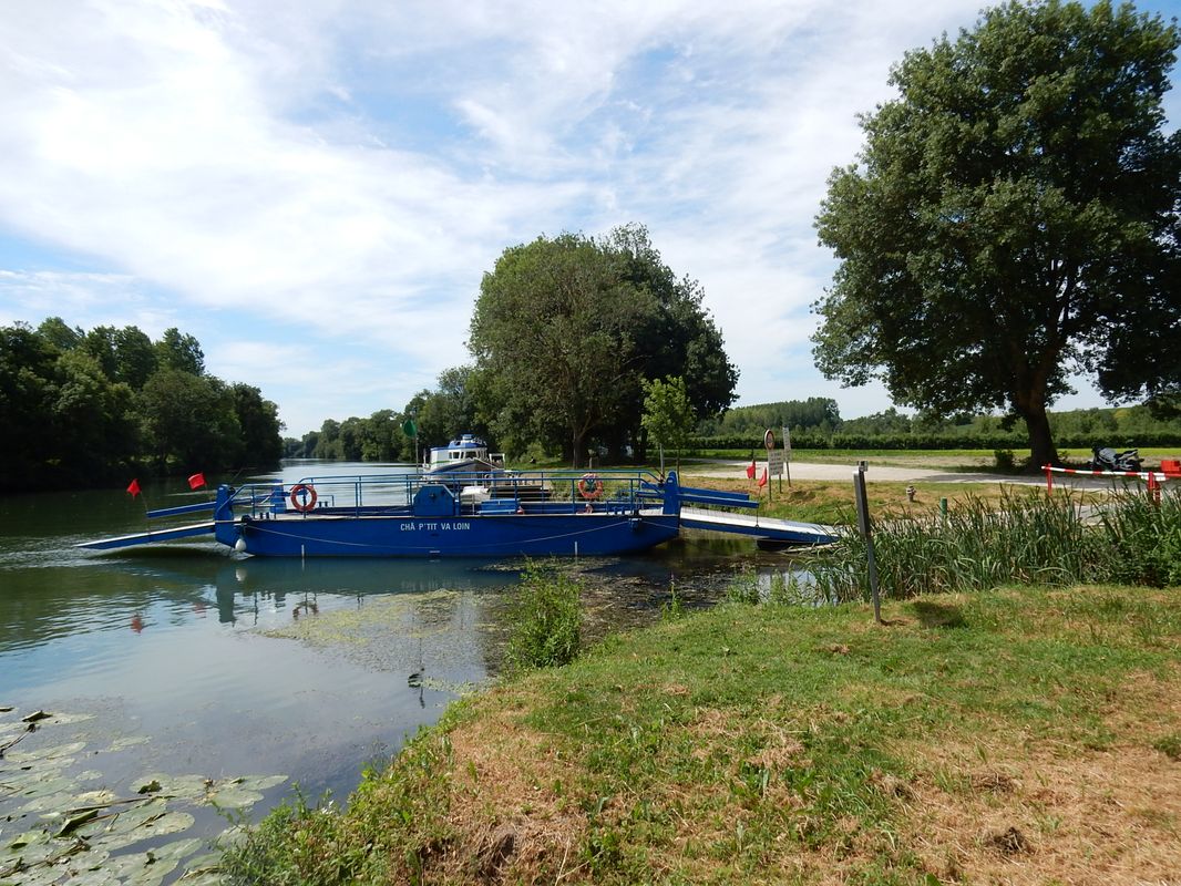 Le bac et le port vus de l'est.