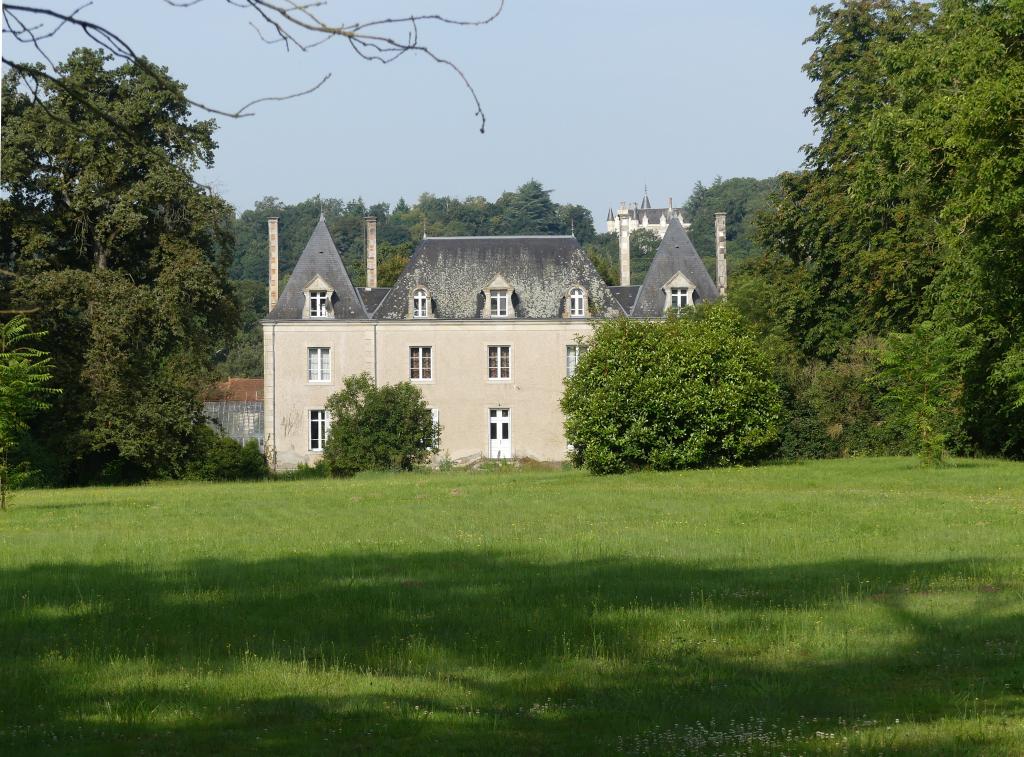 Vue de la façade est du château de Chaumeil.