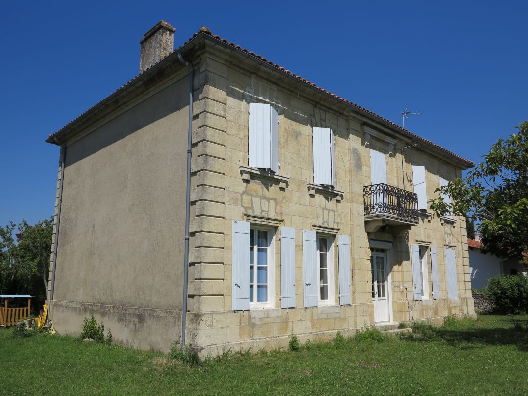 Le presbytère vu depuis l'ouest.