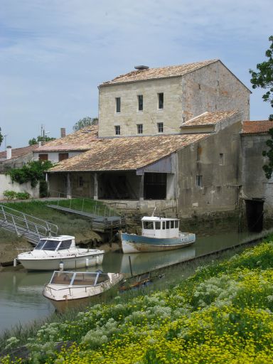 L'atelier de fabrication, côté sud, et le quai couvert de déchargement.