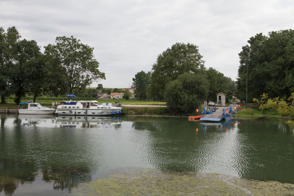 Le port et le passage de Dompierre vu depuis la rive gauche.