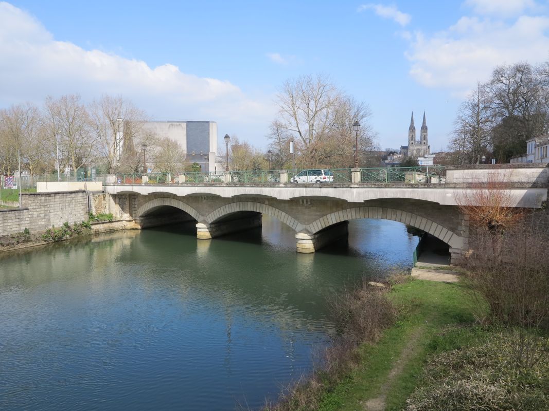 Le pont sud vu depuis l'aval.