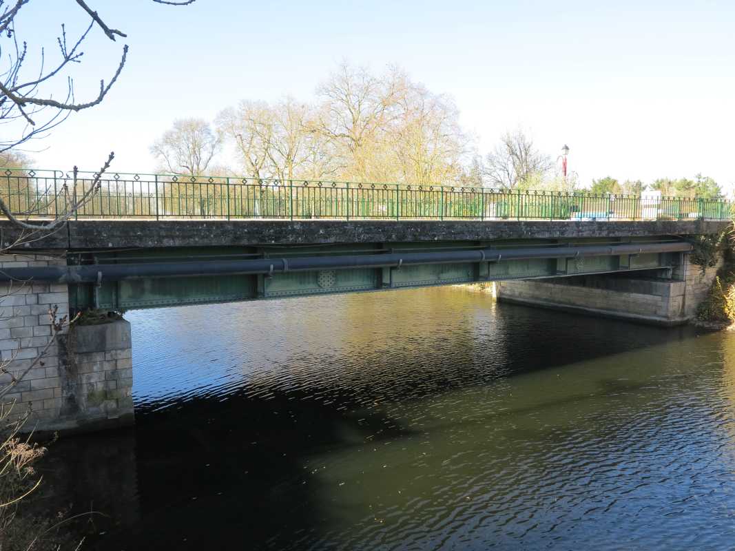 Le pont de la route de Nantes vu depuis l'amont, au sud-est.