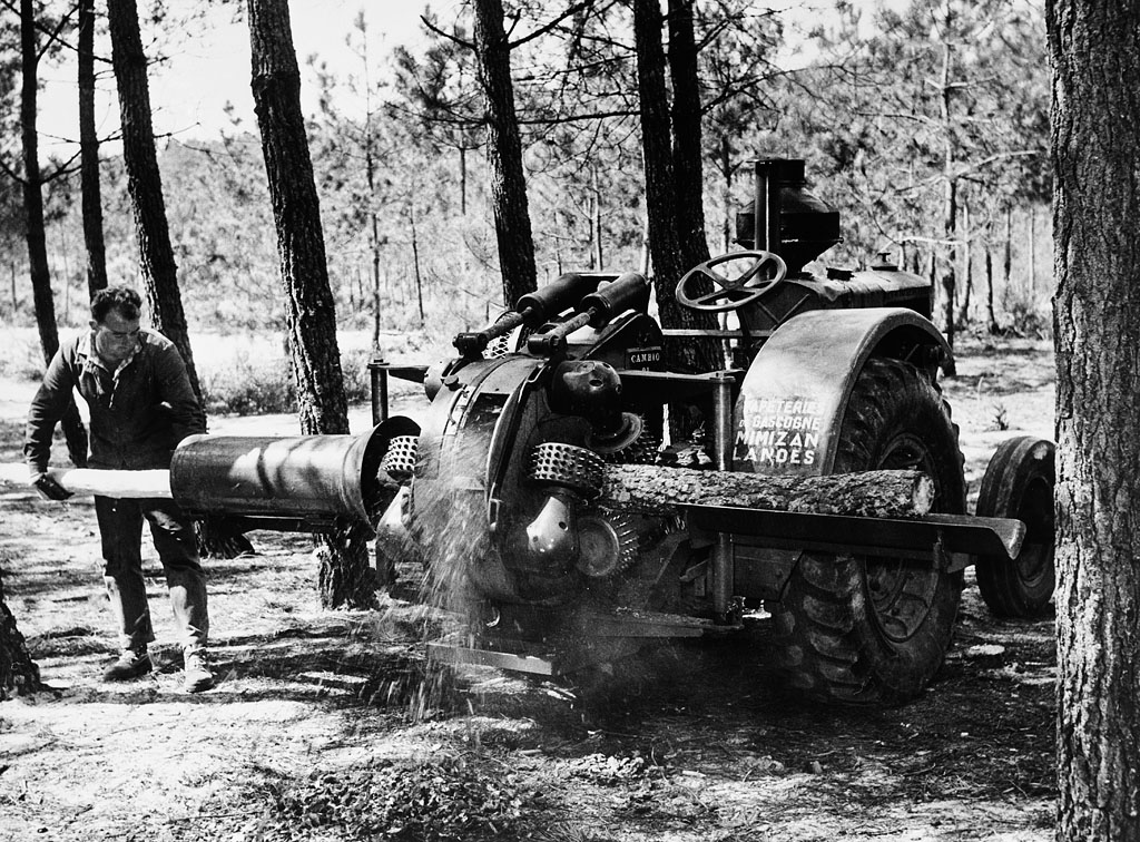 Travail en forêt, écorceuse ambulante. Photo Océan, M. Pegeot, Mimizan, 1930. A. Privées.