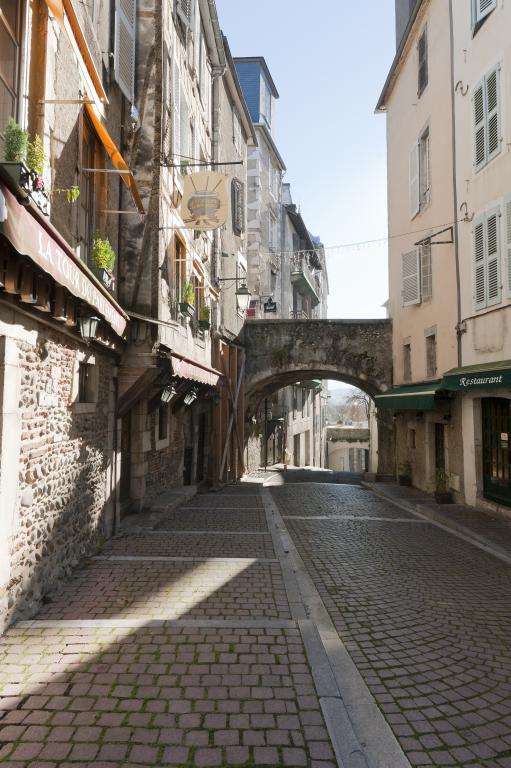 Quartier du château, rue du Moulin et pont du Palais.