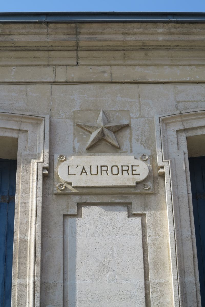 Le cartouche et l'étoile sur la façade.