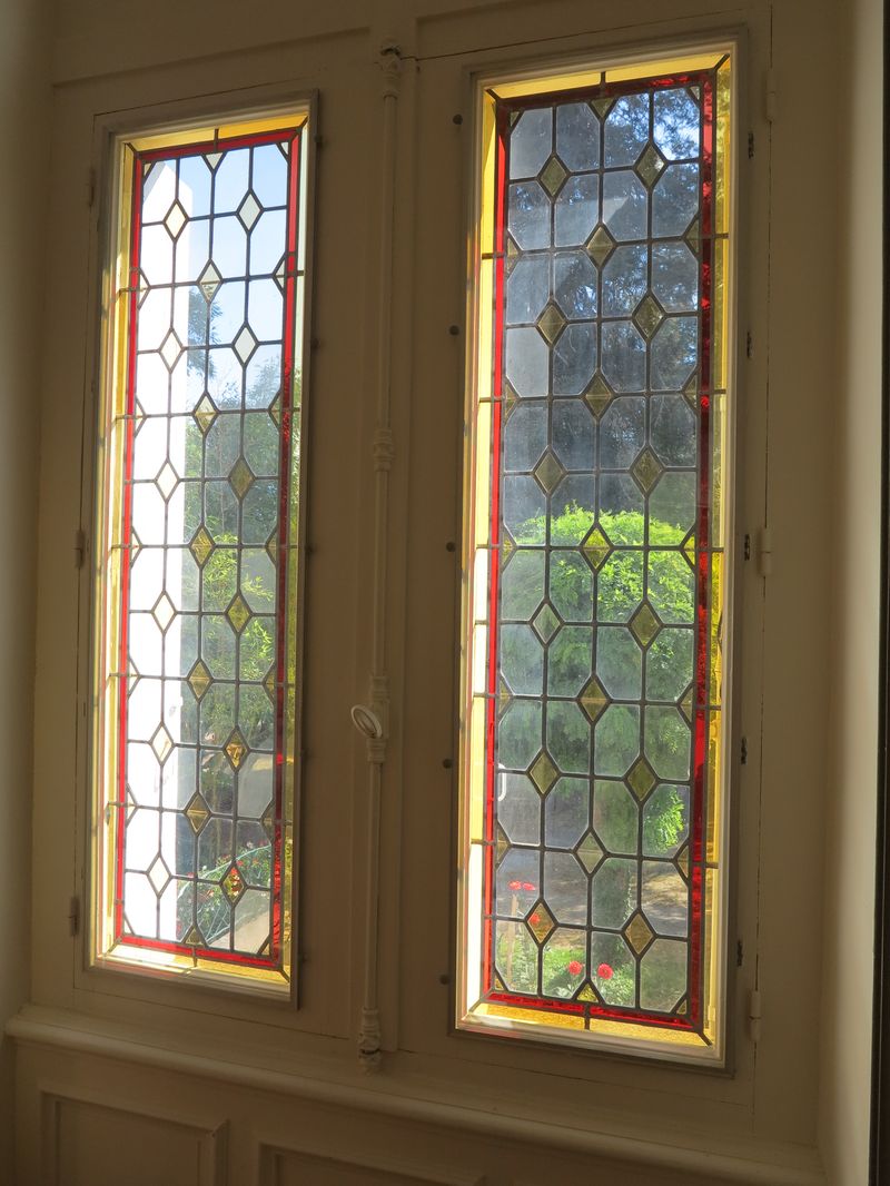 Détail des vitraux à dessins géométriques situés dans la grande salle du rez-de-chaussée.