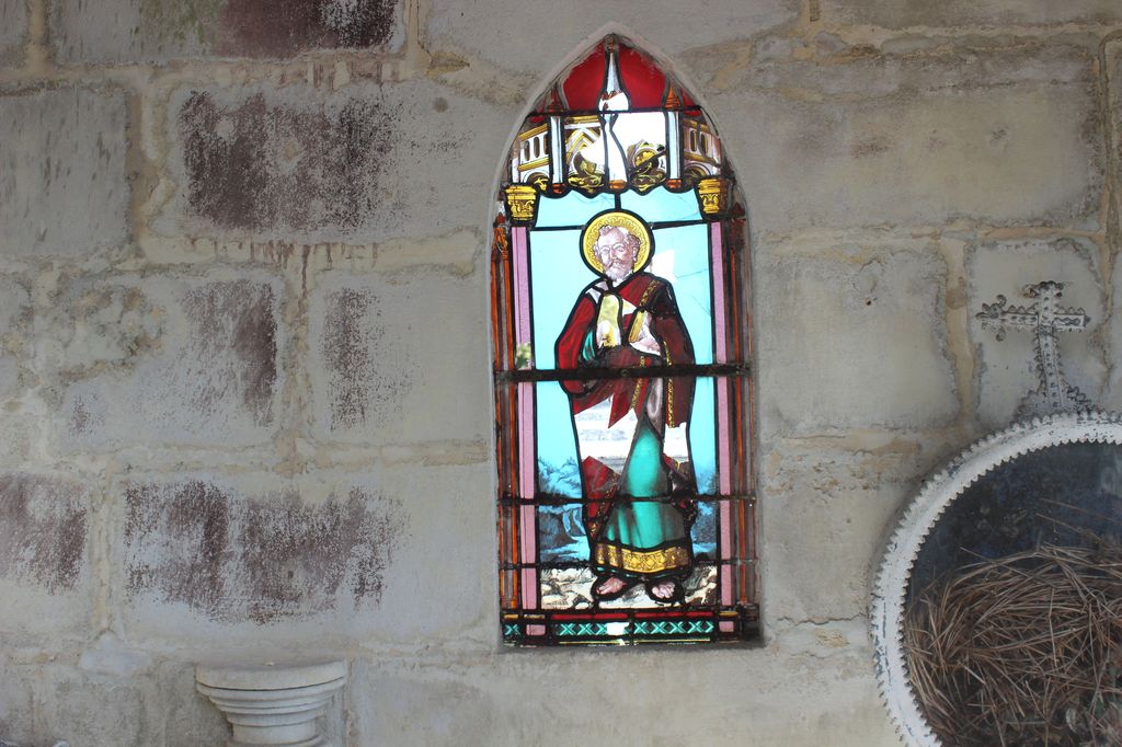 Chapelle funéraire, vue intérieure : verrière représentant saint Pierre.