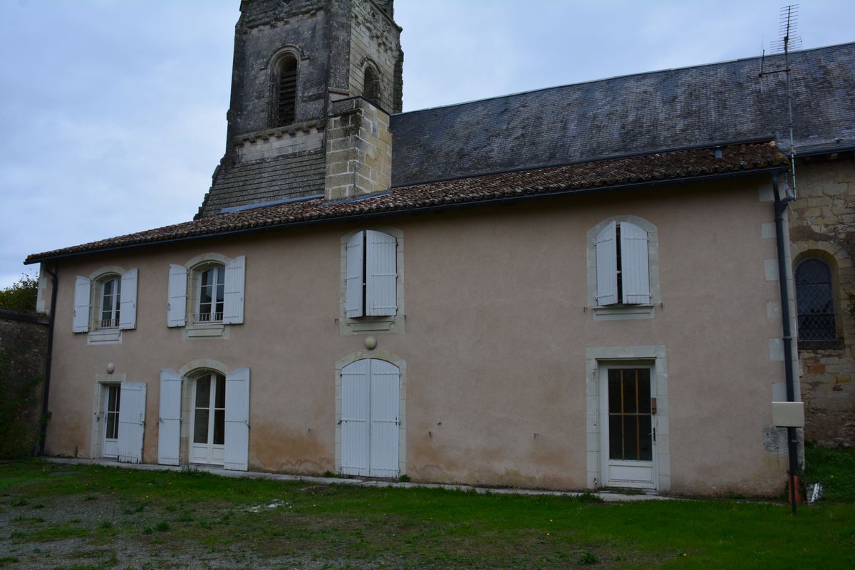 Élévation sud-ouest de l'ancien presbytère, vue depuis la cour.