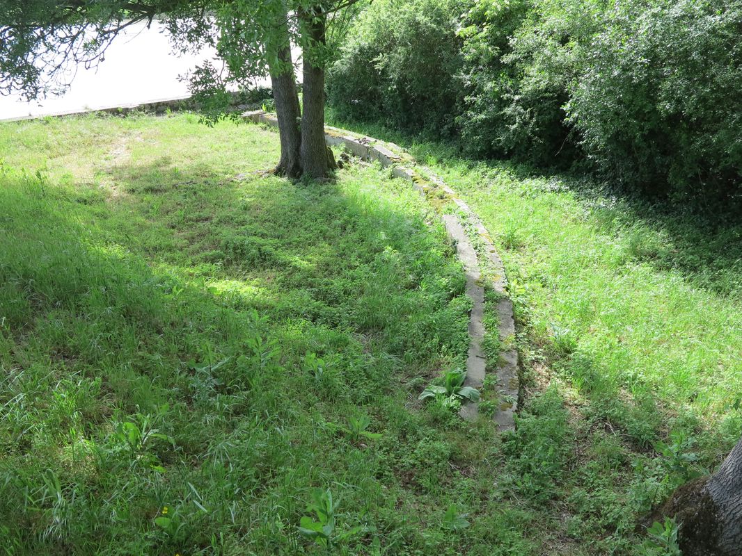 Trace du mécanisme de la travée tournante sur la rive droite, en aval du pont.