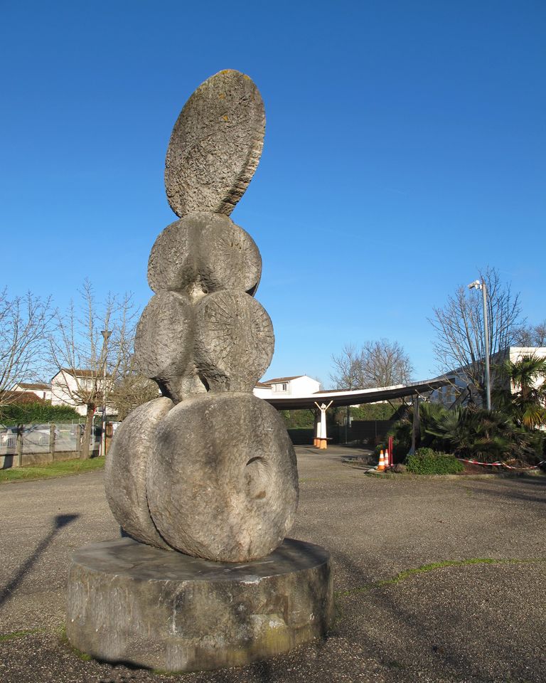 Œuvre réalisée dans le cadre du 1% artistique par le sculpteur Gaetano Di Martino en 1979, signature et date sur le socle.