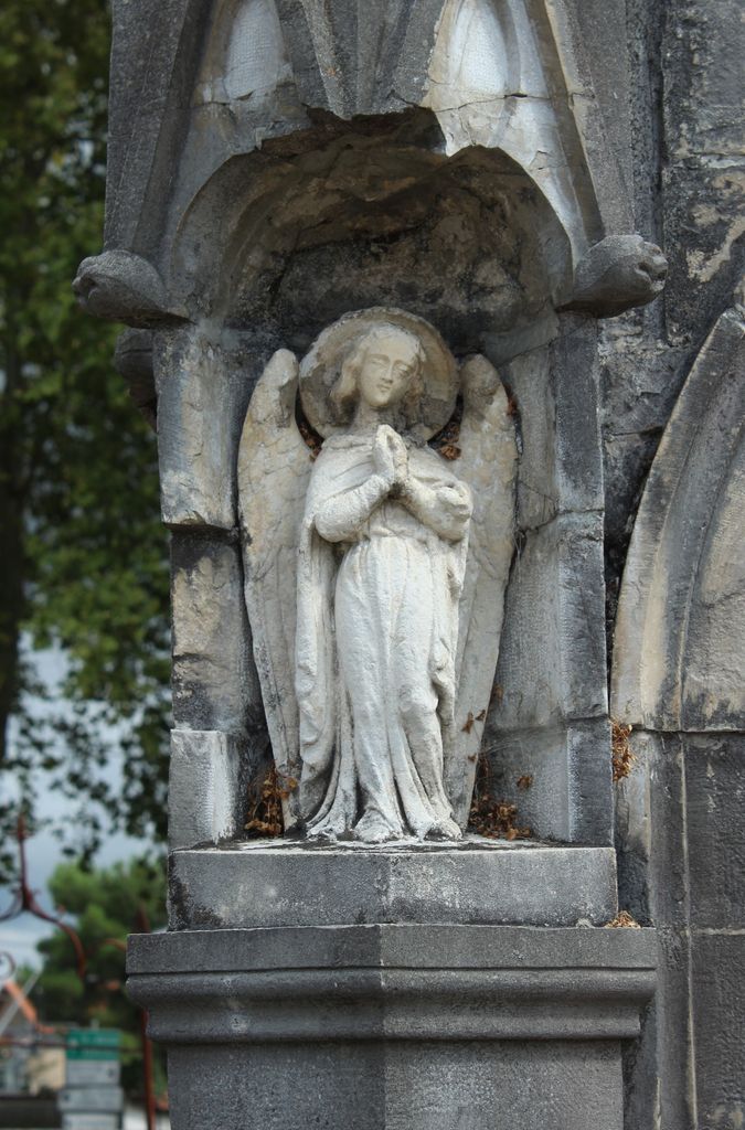 Détail de la façade : statuette d'ange orant.